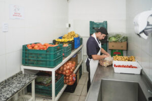 Áreas Sectorizadas - Nuestra cocina cuenta con diferentes sectores para manejar y procesar los alimentos cumpliendo con normas de calidad.